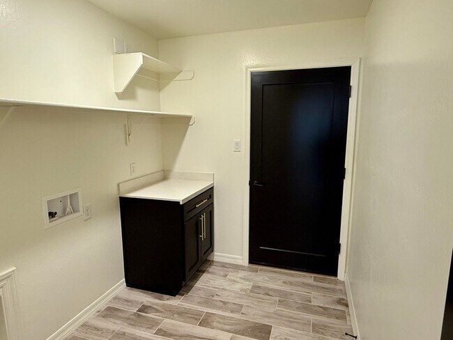 Building Photo - San Luis Corner Lot home with a Large Master Suite - 3 Bed 2 Bath Split Floor Plan
