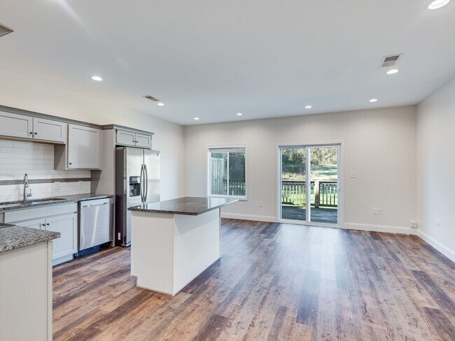 Building Photo - 3 Bedroom w/ Garage Townhome