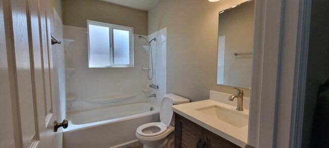 Building Photo - 719 SW Bridge St