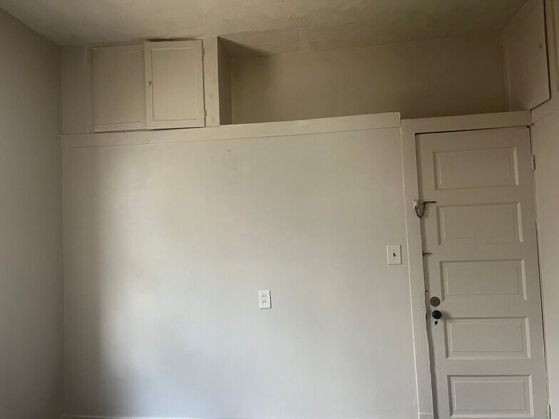 Building Photo - 7426 Flora Ave