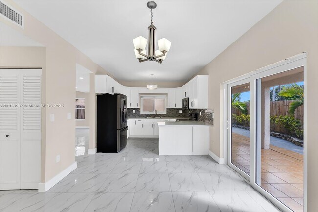 Building Photo - 10073 SW 117th Ct