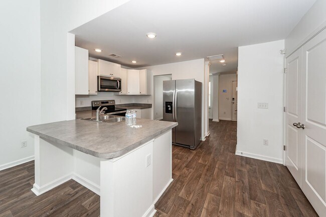 Building Photo - 3 Bedroom, 2.5 Bathroom Townhome in Cane Bay - Summerville