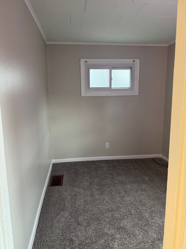 Building Photo - Newly Renovated Apartment in Liverpool!