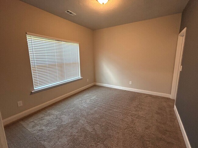 Building Photo - 204 Pebble Ln
