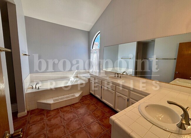 Building Photo - 10326 Oak Ranch Ln