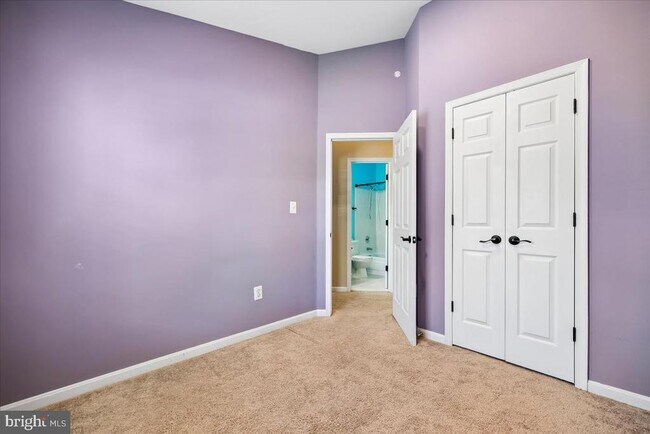 Building Photo - 6630 Commodore Ct
