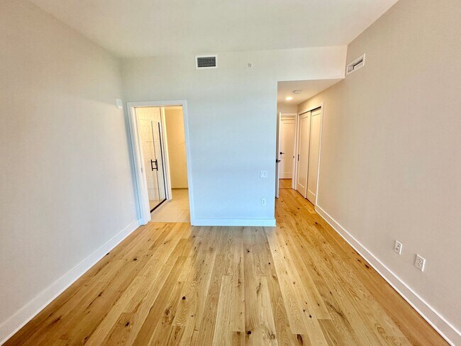 Building Photo - MOVE -IN SPECIAL! Luxury 2 Bedroom, 2.5 ba...