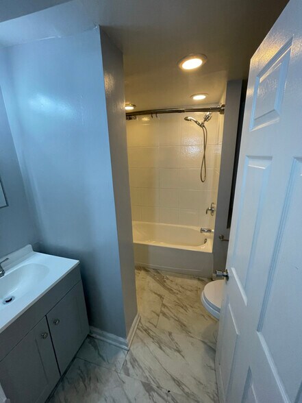 Building Photo - 1436 E 71st Pl