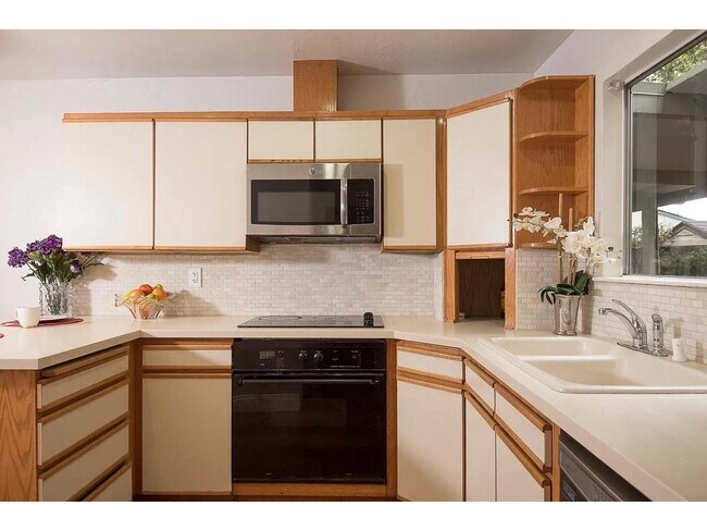 Building Photo - 2047 Montecito Ave