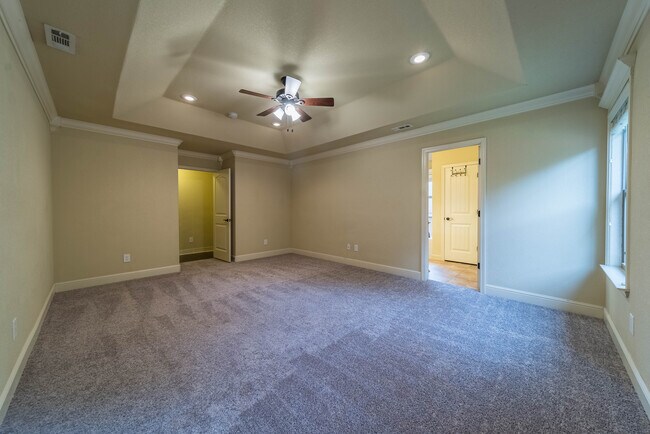 Building Photo - 3205 SW Briar Creek Ave