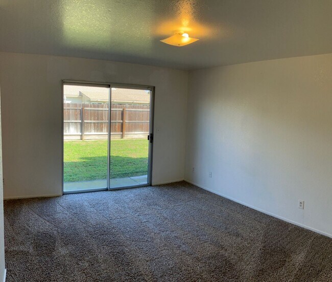 Building Photo - 3813 Saguaro Cir