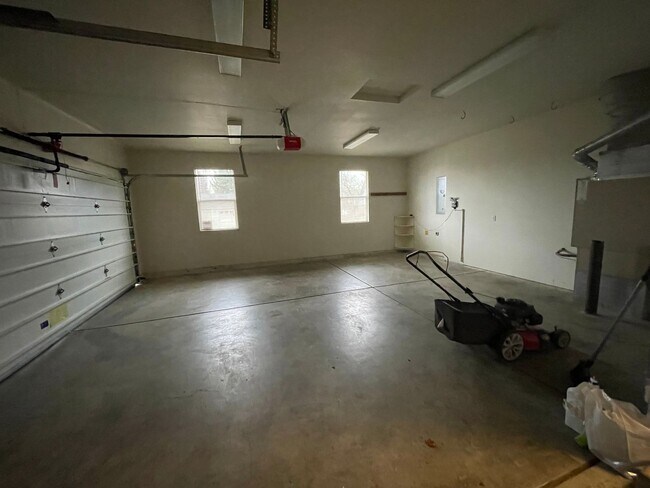 Building Photo - East Medford 3 Bedroom 2 Bathroom w/Large 2 car garage - Single Level