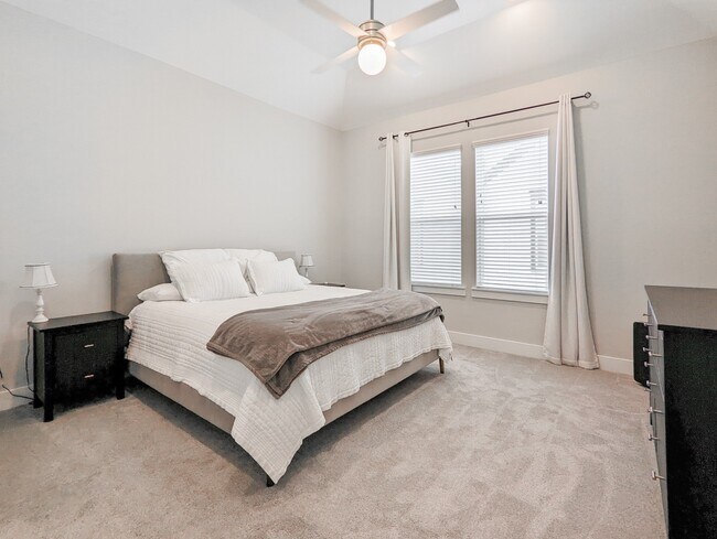 Building Photo - 1114 W 15th 1/2 St