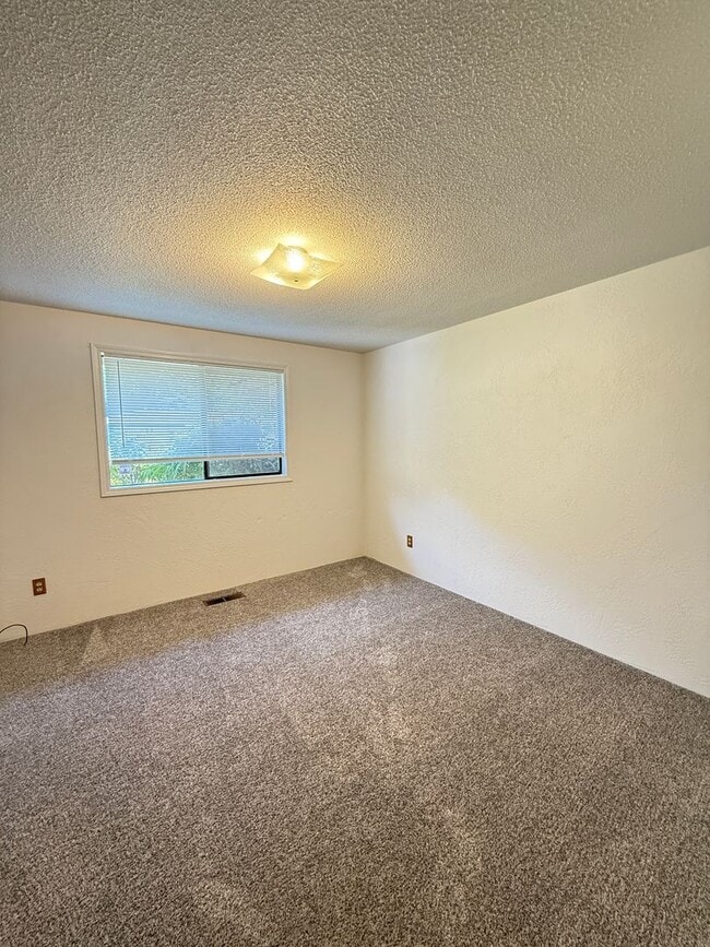 Building Photo - Charming 3 bed 2 bath home in SE Medford!