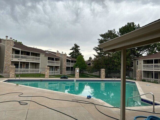 Building Photo - Great Unit.  Come see it!!!  Bright and Open with spacious 1 bed, 1 bath end unit with outdoor deck.