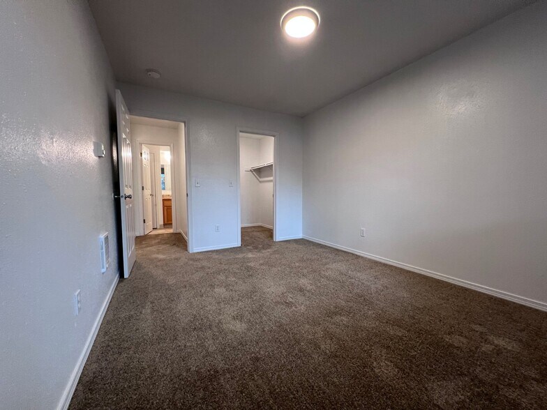 Building Photo - 17250 SW Heritage Ct