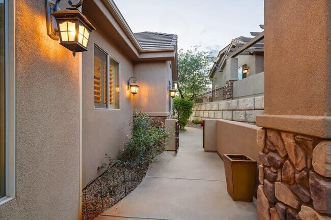 Building Photo - 1922 N Pebble Beach Dr