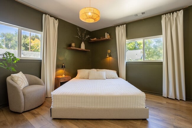 Building Photo - Ultra Unique Chico Tree House in The Avenues