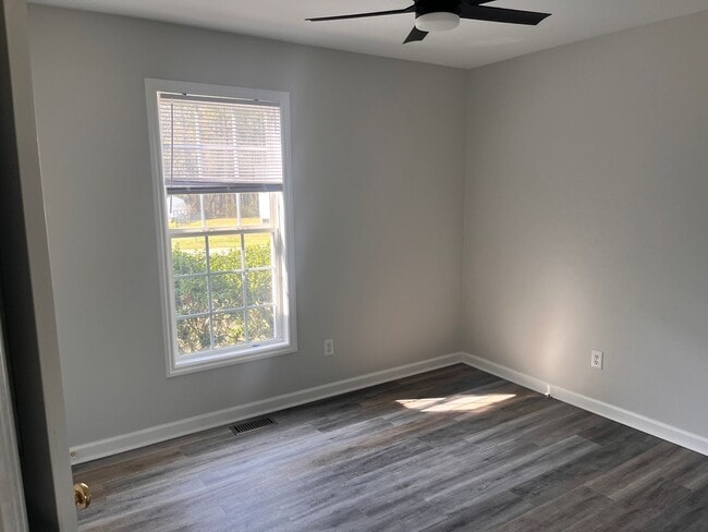 Building Photo - 3 bedroom 2 bath single family home. Fresh paint, new floors