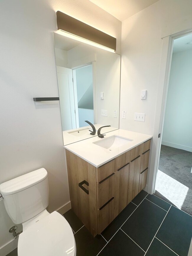 Building Photo - Just listed! Modern 2-bed, 2-bath Townhome...
