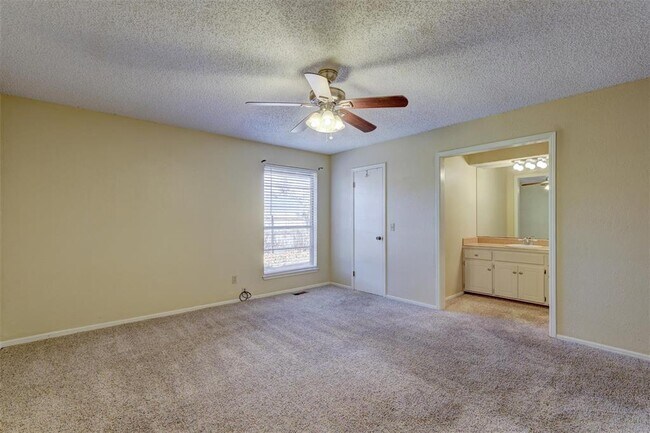 Building Photo - 841 N Robinson Ave