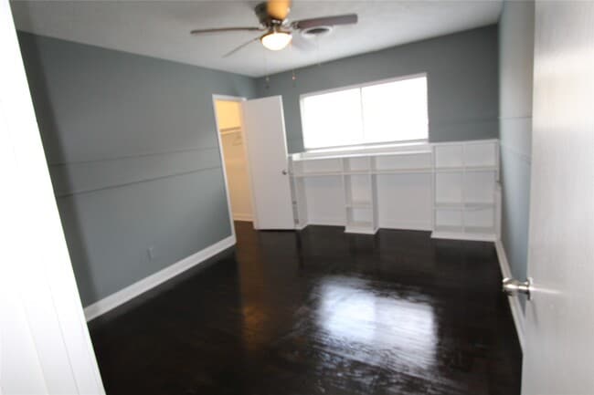 Building Photo - 409 Riverbend St
