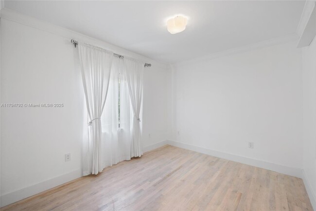 Building Photo - 2600 Yacht Club Blvd
