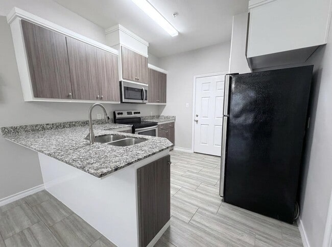Building Photo - 5601 Cuenca Dr