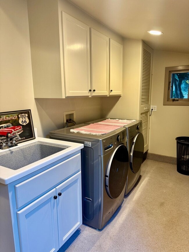Building Photo - Immaculate Designer Furnished Studio in Co...