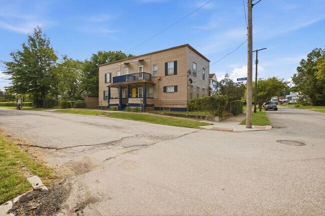 Building Photo - 689 Midland Ave