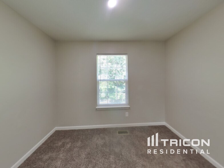 Building Photo - 1322 White Ash Rd