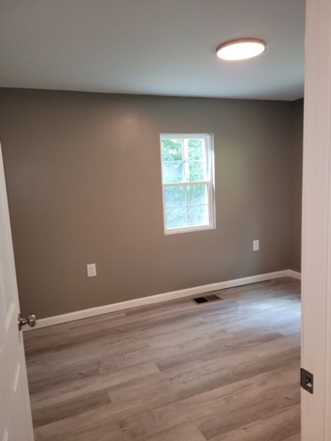 Building Photo - Renovated 3 Bedroom 2 Bath Home on 1 Acre for Rent!