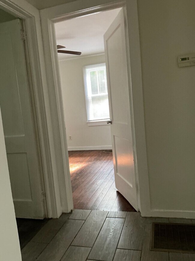 Building Photo - 3 bedroom / 1 bathroom house near St. Mary...