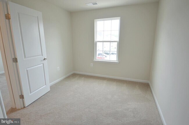 Building Photo - 528 Landing Dr