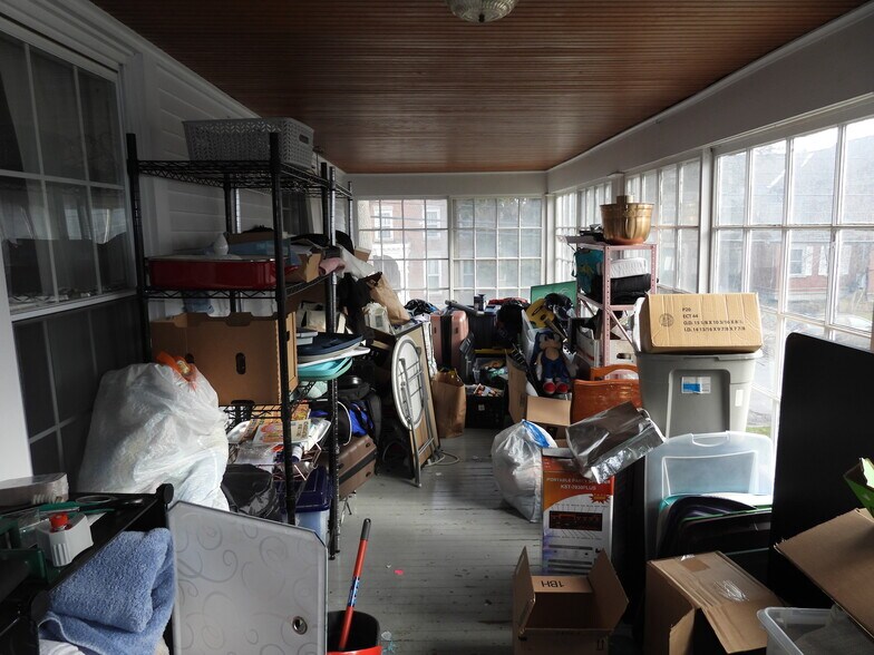 Very Large Enclosed Porch - 69 Brinkerhoff St