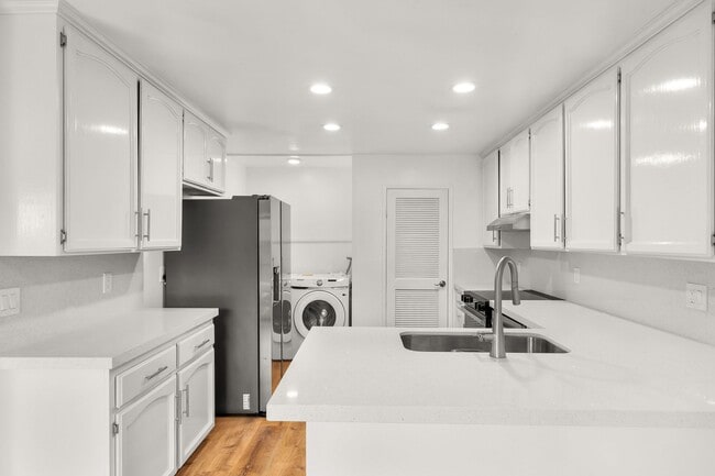 Building Photo - Fully Renovated 3-Bedroom Home in the South Bay Townhomes Community!