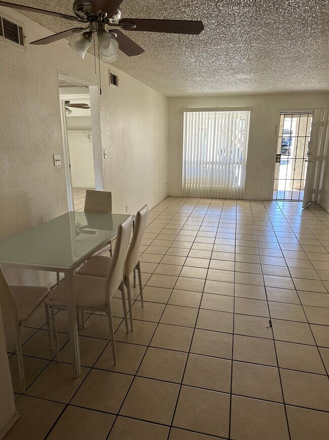 Building Photo - 465 W Ivyglen St