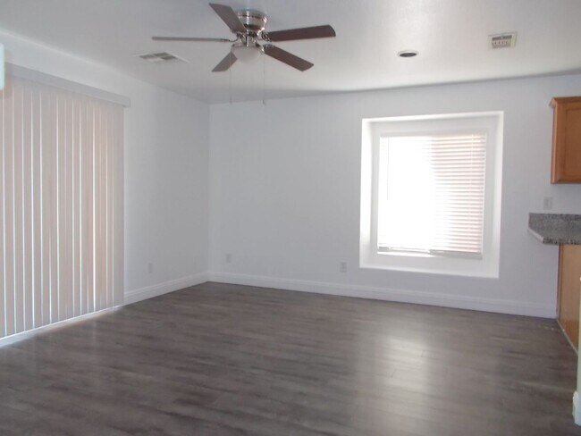 Building Photo - Spacious 4-Bedroom, 2.5-Bathroom Home – Fr...