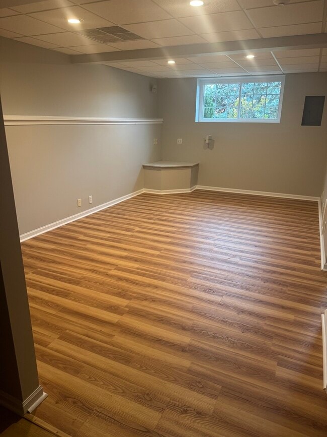 Building Photo - 11S473 Rachael Ct