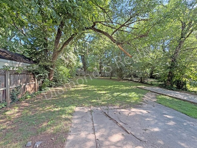 Building Photo - Cute 2 Bedroom Home close to Bass Pro, WOW Museum, restaurants, & Shopping!