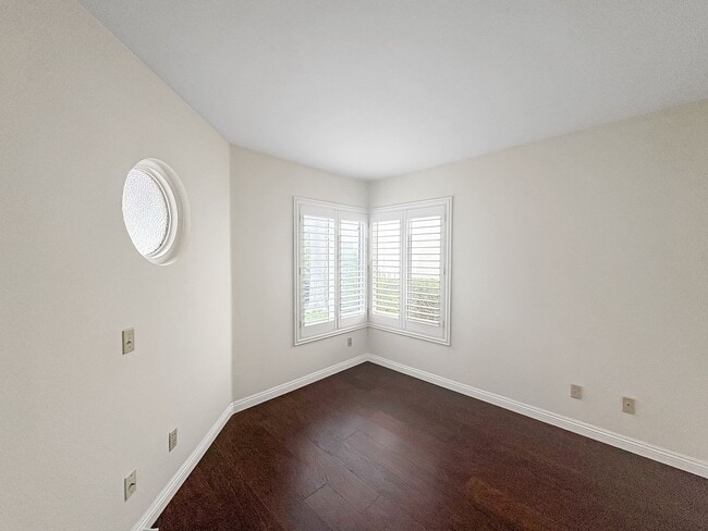 Building Photo - Beautiful 4B/3BA House w/ 2 Car Attached G...