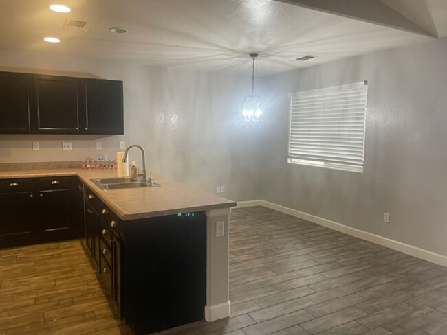 Building Photo - Updated Sunnyside 3/2 Home in Clovis Schoo...