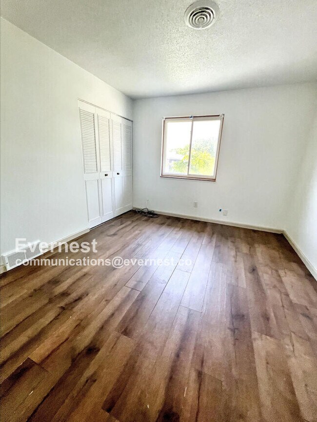 Building Photo - 8602 W 84th St