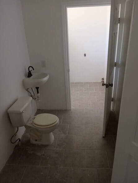 Building Photo - 624 De Vargas Dr