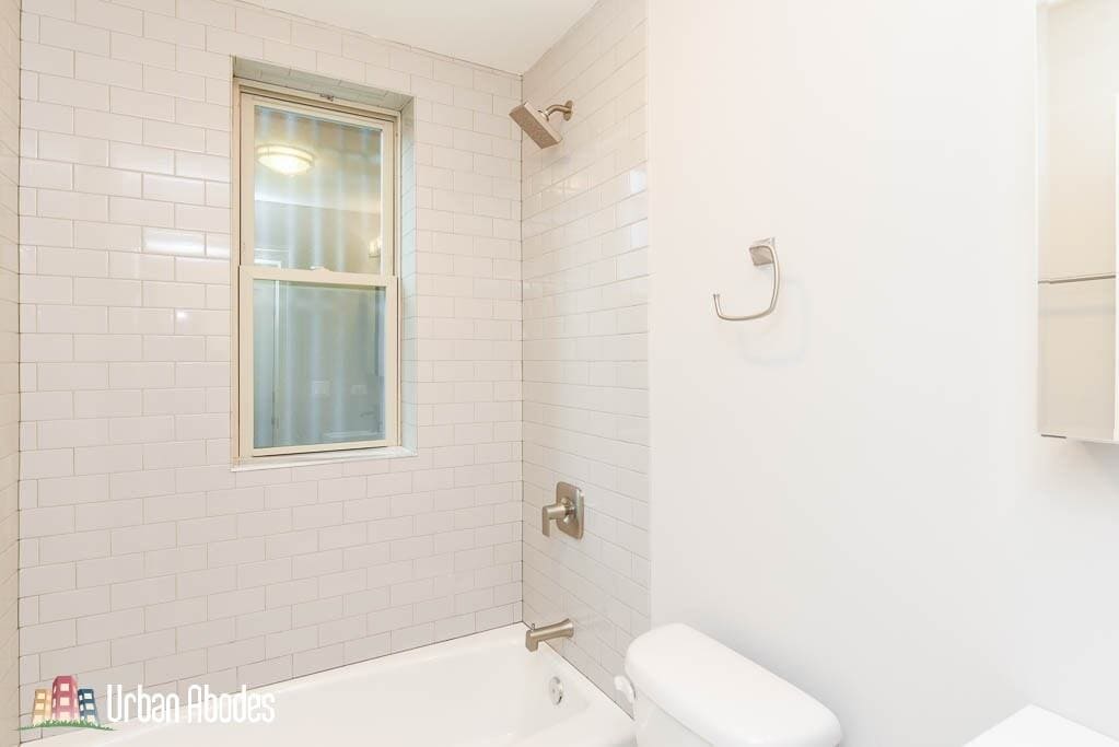 Building Photo - 645 W Wrightwood Ave