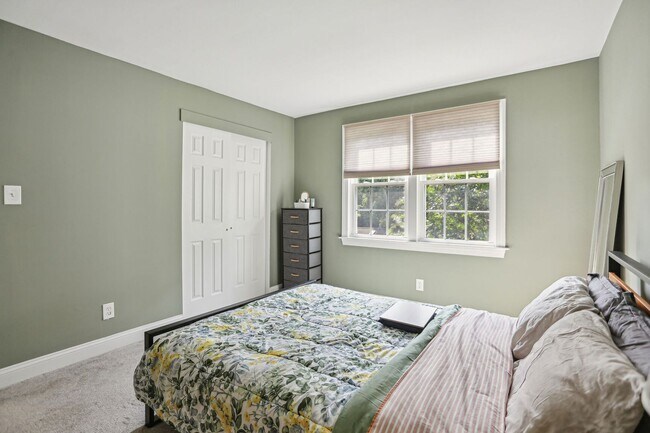 Building Photo - Spacious 2BR/1BA in Rock Creek Gardens!