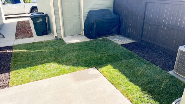 Building Photo - Fully Furnished Townhouse with Lake Views