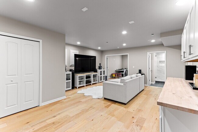 Building Photo - 1675 Addison Cir