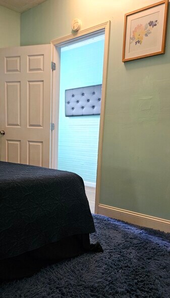 3 beds in king bedroom, 1 bed in the second bedroom and 2 sofa beds in living room--Sleeps 6! - 607 Gaskill St SE