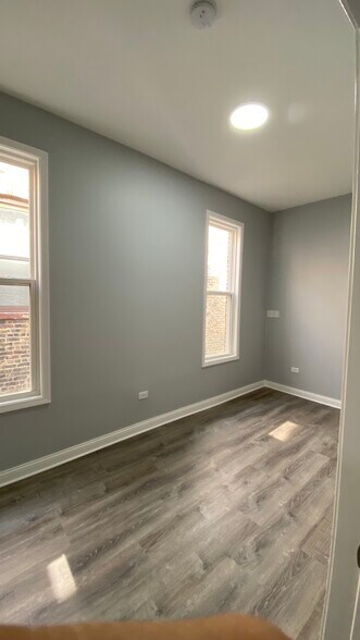 Big Bed Room - 1621 W Cullerton St